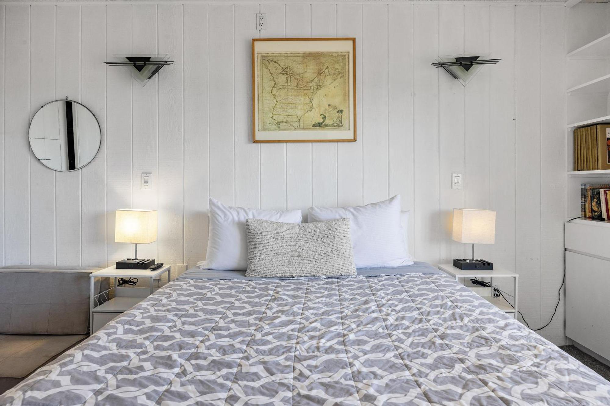 Shoreline Hideaway Apartment